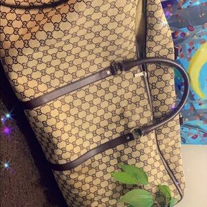 Authentic Gucci duffle bag. Very durable and is in Good condition.